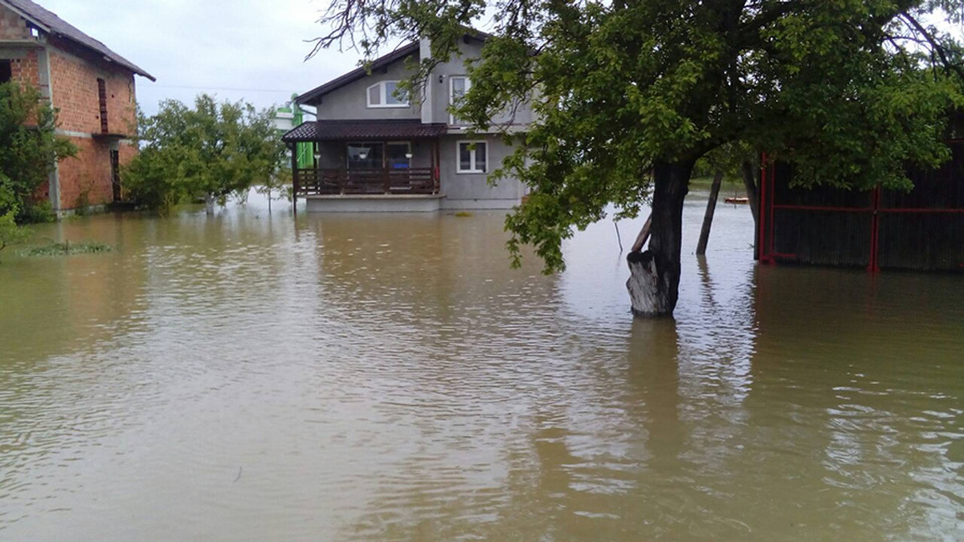 Slike izlivenih reka i potoka po Srbiji previše podsećaju na velike poplave iz  2014. godine