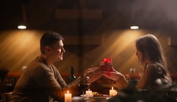 Tak działa "chemia miłości". Jedzenie ma związek z zakochaniem się [ROZMOWA]