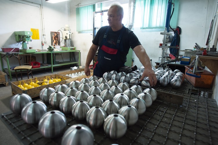 Ponieważ przy tej samej wadze kule muszą mieć różne średnice, wypełnia się je różnymi substancjami. Dzięki temu zawodnik może dobrać kulę odpowiednią do wielkości swojej dłoni.

<br><br> fot. (gm/cat) PAP/Grzegorz Michałowski