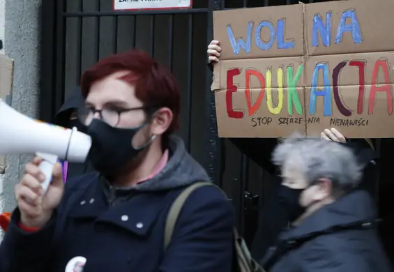 Protest pod Ministerstwem Edukacji Narodowej. "Czarnek nie zdał z człowieczeństwa!"