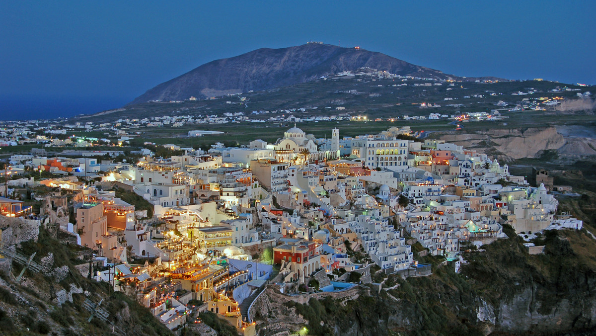 Wulkan na Santorini, greckiej wyspie położonej w południowej części Morza Egejskiego, budzi się po 60 latach spokoju. Mimo zagrożenia, wulkanolodzy uspokajają mieszkańców twierdząc, że na razie nie ma powody by uciekać - podaje "Gazeta Wyborcza".