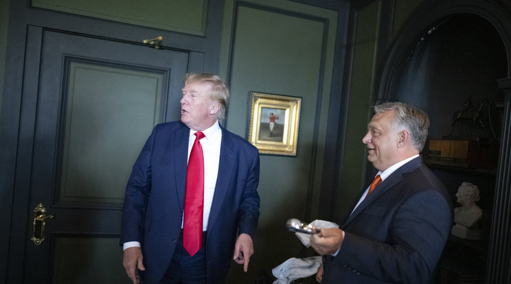 A Miniszterelnöki Sajtóiroda által közreadott képen Orbán Viktor miniszterelnök (j) és Donald Trump (b) legutóbbi találkozója a korábbi amerikai elnök New Jersey állambeli bedminsteri birtokán 2022. augusztus 2-án / Fotó: MTI/Miniszterelnöki Sajtóiroda/Benko Vivien Cher