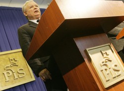 Nowa taktyka PiS. Co mówią słupki?