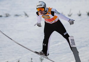 Slovenac Domen Prevc leti kroz vazduh tokom prve runde na Svetskom kupu u skijaškim skokovima u Vilingenu, Nemačka, 1. februara 2026. | Foto: EPA/ Fabian Strauch