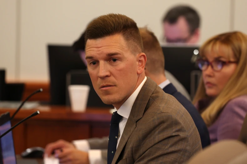 Dejn Dekrej, advokat Nikol Mičel