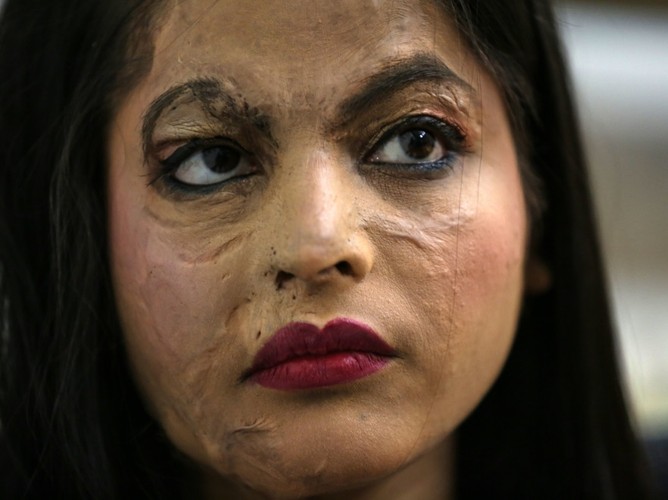 Ofiary ataków kwasem w roli modelek