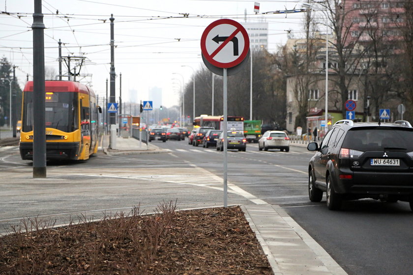 Absurd na Wołoskiej! Nie można skręcać w lewo! 