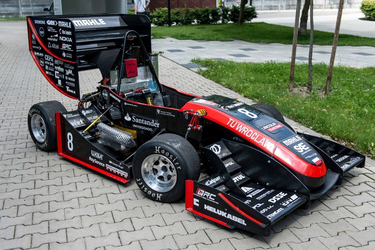 W tym roku studenci Politechniki Wrocławskiej wystartują w czterech edycjach zawodów Formuły Student <br>
Pierwsza rywalizacja we Włoszech (19-23.07.) zakończyła się sukcesem.<br>
Kolejne zawody odbędą się:
- w Czechach (2-5.08.), <br>
- w Niemczech (8-13.08) <br>
- na Węgrzech (17-20.08.). 
 <br><br>fot.  (nlat) PAP/Maciej Kulczyński