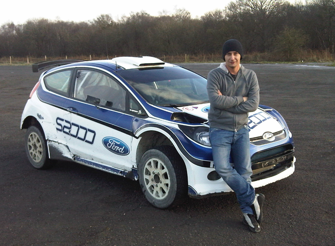 Michał Kościuszko, rajdowy wicemistrz świata juniorów 2009, w 2010 roku jako jedyny Polak zmierzy się z czołowymi zawodnikami świata. Kierowca z Krakowa zdecydował, że wystartuje w cyklach SWRC i WRC Fordem Fiestą S2000 przygotowanym przez zespół M-Sport. Nowe barwy to LOTOS Dynamic