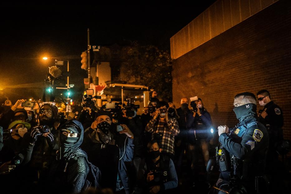 Fiatalok rendőrök gyűrűjében a washingtoni Black Lives Matter tüntetésen / Fotó: EPA/MARIO CRUZ