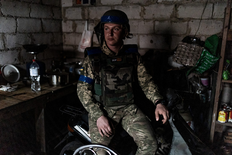 Ukraiński żołnierz na pozycji bojowej niedaleko Awdijiwki, Ukraina, 29 kwietnia 2023 r.