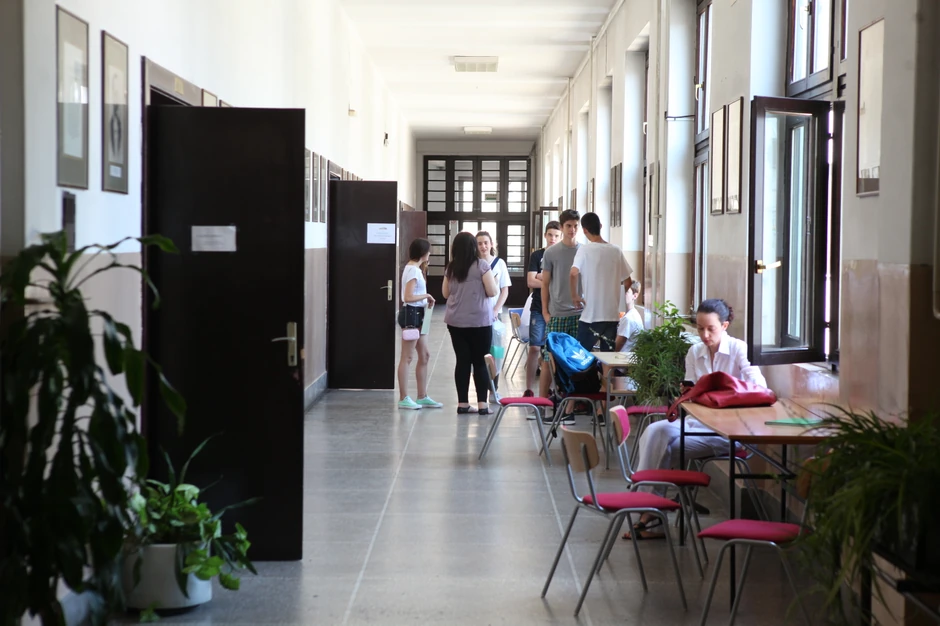 Osmaci rado konkurišu i za turističkog i kulinarskog tehničara, a od trogodišnjih smerova popularni su kuvar, mesar i ženski frizer