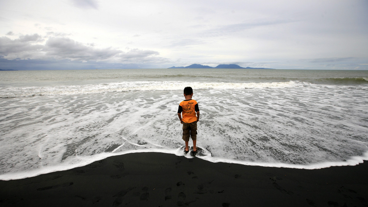 Mieszkańcy krajów wybrzeży Oceanu Indyjskiego obchodzą w piątek rocznicę tsunami, które nawiedziło region 10 lat temu, zabijając 230 tys. ludzi. Uroczystości rozpoczęły się w Banda Aceh w Indonezji, mieście, które znajdowało się najbliżej ogniska wstrząsów.