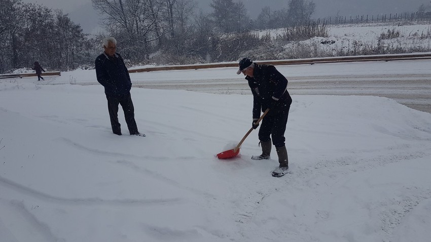 Na novovaroškim ulicama danas ima i do pola metra snega