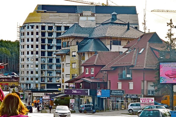 (FOTO) NEOTKRIVENI BISER ZLATIBORA Svetinja stara dva veka krije tajnu kakve nema nigde drugde: Jedan detalj u porti će vas ostaviti bez teksta