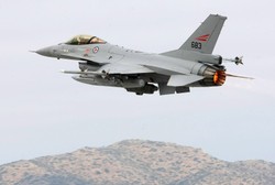 Obiecali wysłać Ukrainie F-16. Myśliwce utknęły w europejskiej bazie