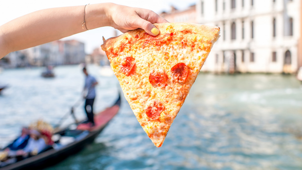 2 miliony podpisów zebrano we Włoszech pod deklaracją wsparcia dla zabiegów o to, aby sztuka neapolitańskich piekarzy pizzy została wpisana na listę niematerialnego dziedzictwa ludzkości UNESCO. Decyzja ma zapaść na początku grudnia w Seulu.