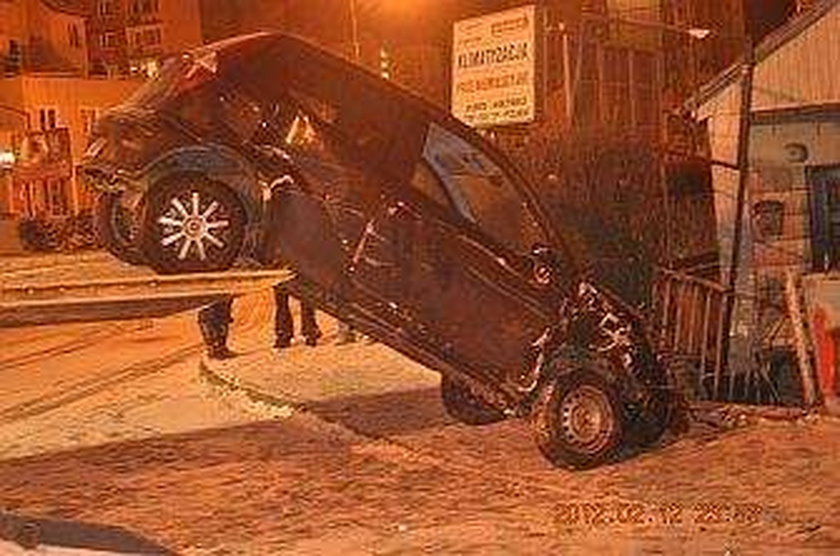 Auto wjechało prosto w dom!