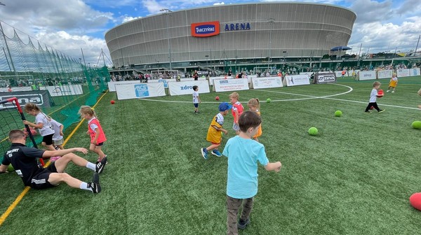W poprzednich edycjach grano na sztucznej nawierzchni przy esplanadzie. Tym razem miejscem zmagań, zabawy i wielkich emocji będzie główna płyta Tarczyński Areny. 