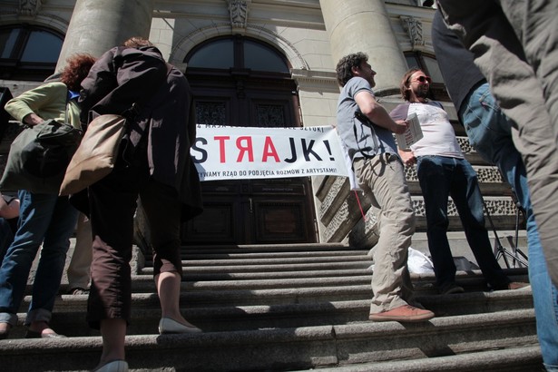 Strajk artystów. Żądają "rozpoczęcia prac nad stworzeniem takiego systemu, który nie wyrzucałby artystów poza nawias społeczeństwa". Na zdjęciu wejście główne do Galerii Zachęta.