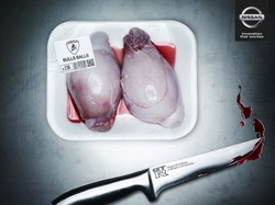 Krwawe zdjęcia z japońskiej rzeźni. Nissan GT-R NISMO kastruje byka Lamborghini