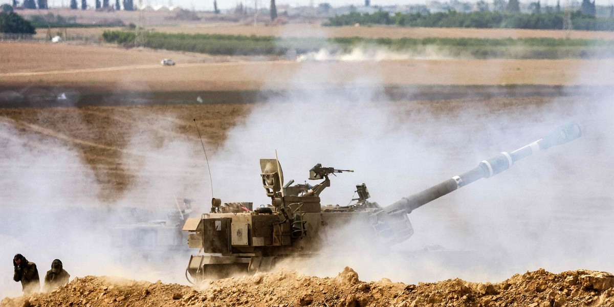 Samobieżna haubica izraelskiej armii strzela w pobliżu granicy ze Strefą Gazy w południowym Izraelu, 11 października 2023 r.