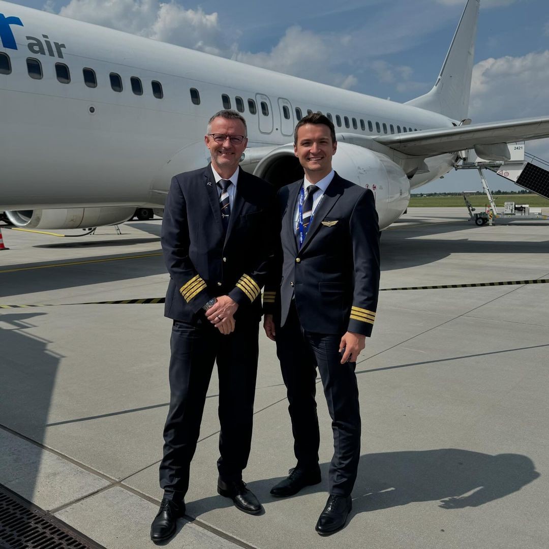Moderátor Viktor Vincze má za sebou prvý let ako pilot Boeingu 737.