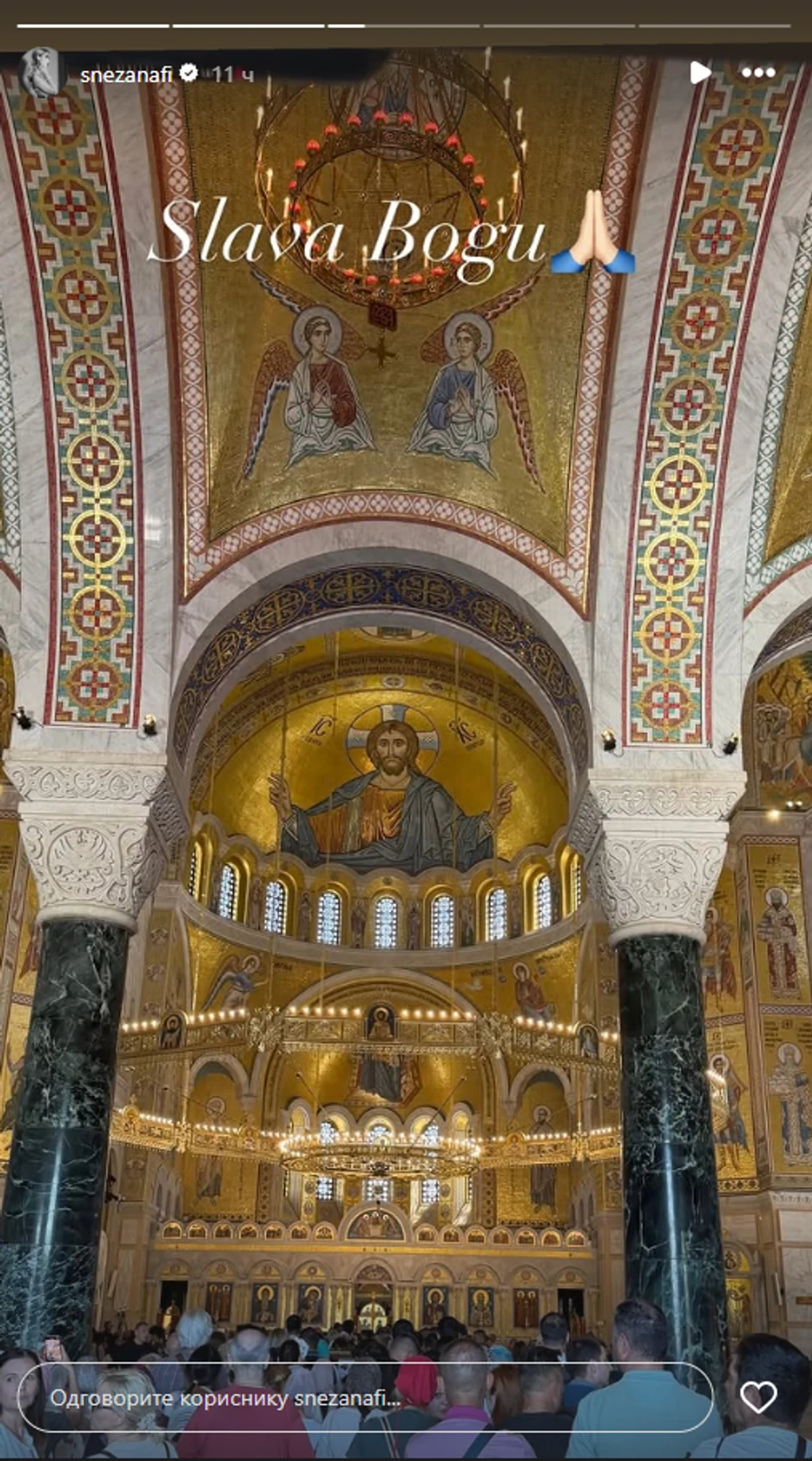 Milan i Snežana sa vernicima čekali red