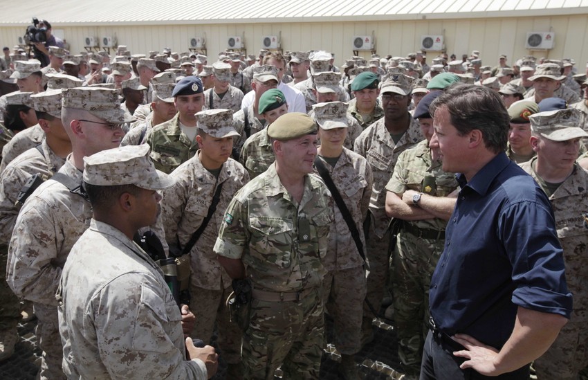 Dejvid Kameron sa britanskim i američkim vojnicima u Avganistanu