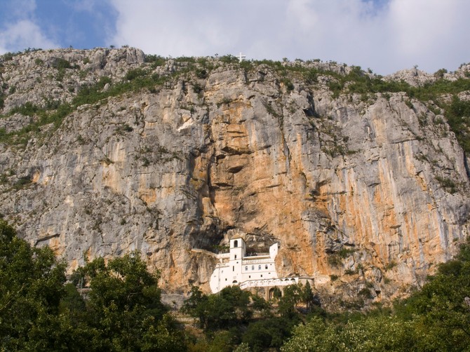 Gradnja manastira počela je 1662. godine na Ostroškoj gredi