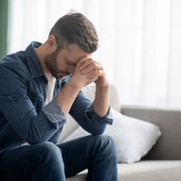 Szendvicsgeneráció - nagy a teher, amikor kisgyermekekről és idős szülőkről is gondoskodni kell