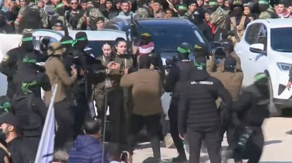 Izraelske vojnikinje predate Crvenom krstu