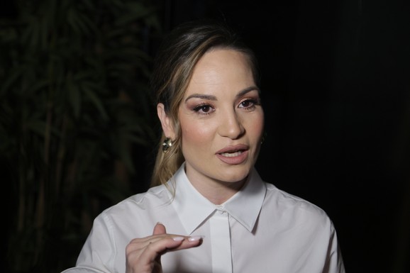 OVAJ PEVAČ JE ROĐENI BRAT JELENE TOMAŠEVIĆ Često se slikaju zajedno, a svi pričaju o tome koliko liče (FOTO)