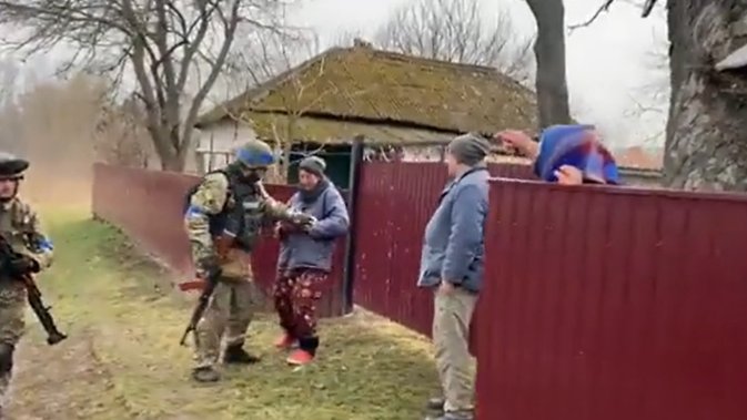 Tak cywile witają ukraińską armię. Dzielą się jedzeniem 