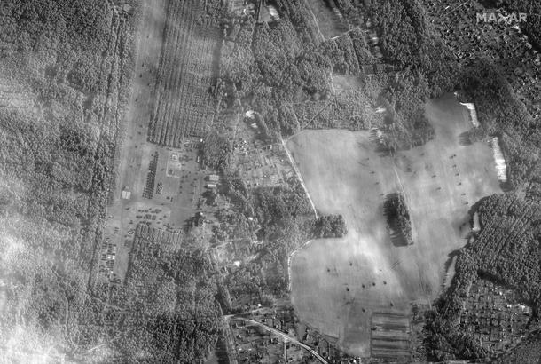 Nowe zdjęcia satelitarne pokazują 150 śmigłowców transportowych na Białorusi przy granicy z Ukrainą