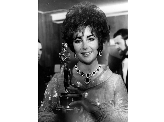 Elizabeth Taylor z Oscarem za 'Kto się boi Virginii Woolf?'
