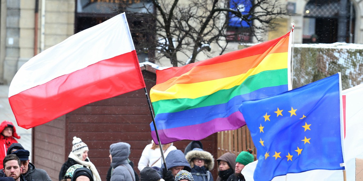 Pomysł, by ogłosić UE "strefą wolności LGBTIQ" nawiązuje do pojawiających się w Polsce od 2019 r. uchwał lokalnych samorządów, które przyjmowały stanowiska ws. LGBT.