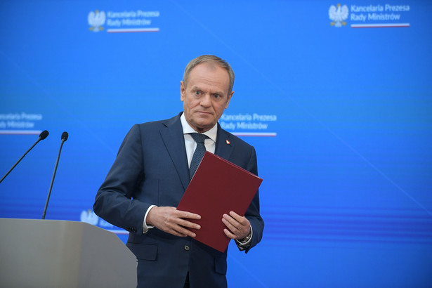 Premier Donald Tusk podczas konferencji prasowej po posiedzeniu rządu w siedzibie KPRM w Warszawie