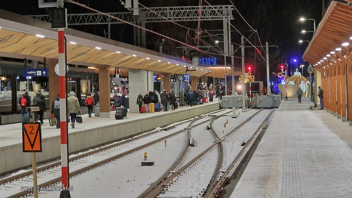 Pasażerowie PKP w szoku z powodu wielogodzinnych opóźnień i zastępczej komunikacji. Pociąg PolRegio dotarł do Zakopanego bez opóźnień [Źródło: Onet]