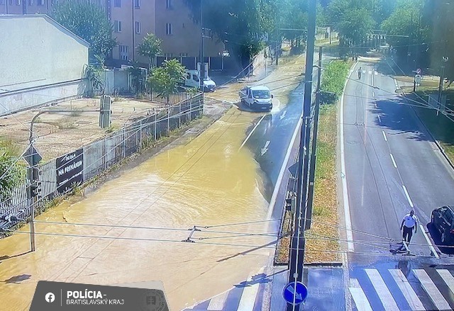Karadžičova v smere na Krížnu ulicu v Bratislave ostáva uzavretá v dôsledku zatopenia.