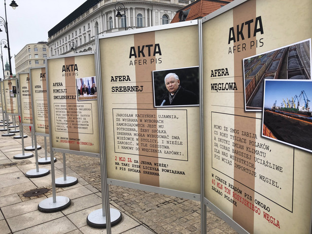 "Muzeum afer PiS". KO otworzyło wystawę przed Pałacem Prezydenckim