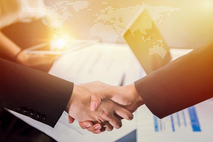 Część środków unijnych wspierających internacjonalizację przedsiębiorstw kierowana jest do klastrów lub przedsiębiorców tworzących powiązania sieciowe. Ich zadaniem jest prowadzenie działań na rzecz swoich członków, w celu wyjścia z ofertą poza kraj i promowanie marek produktowych na rynkach międzynarodowych.