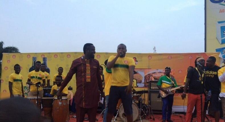 Ofori Amponsah performing at Alomo Aankwan Activation