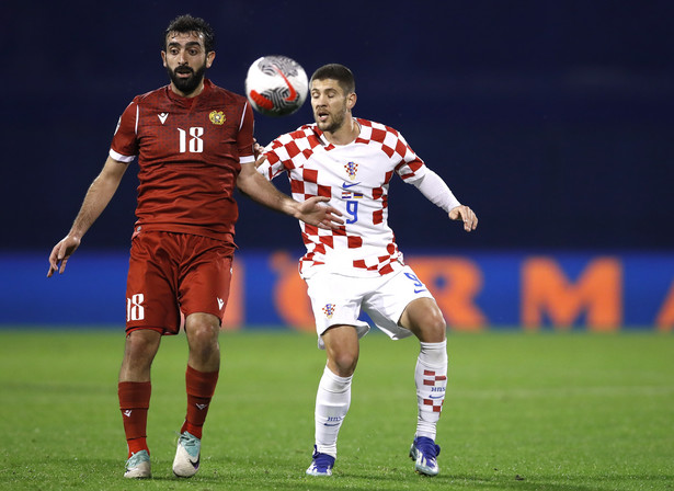 Andrej Kramaric i Styopa Mkrtchyan walczą o piłkę w meczu eliminacji Euro 2024 Armenia - Chorwacja