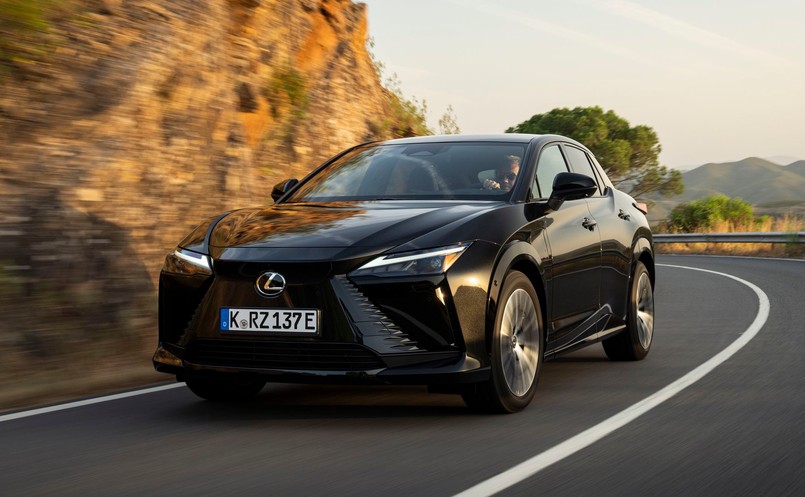Nowy Lexus RZ 550e F SPORT