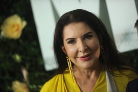 Marina Abramović ZAUSTAVLJA DAH u haljini Roksande Ilinčić, a svi gledaju u njenog 21 godinu mlađeg dečka i čude se! "Izgleda kao DEDICA PORED NJE"