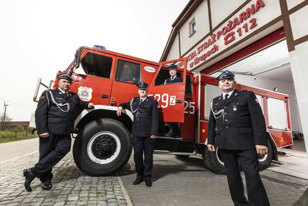 Ochotnicza Straż Pożarna w Krupach, 9 kwietnia 2024 r. Wyposażenie samochodu i mundury załatwił Andrzej Lepper