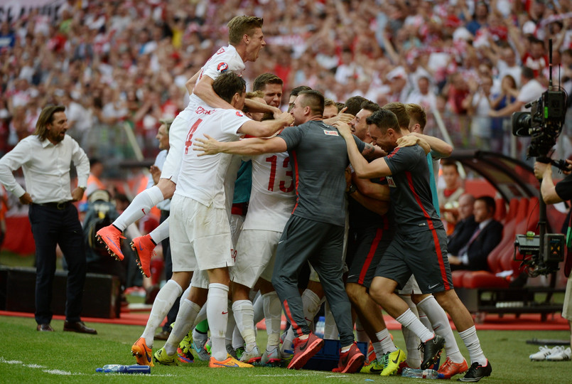Zawodnicy reprezentacji Polski cieszą się z bramki strzelonej Gruzji podczas meczu eliminacji piłkarskich mistrzostw Europy 2016, rozgrywanego na Stadionie Narodowym