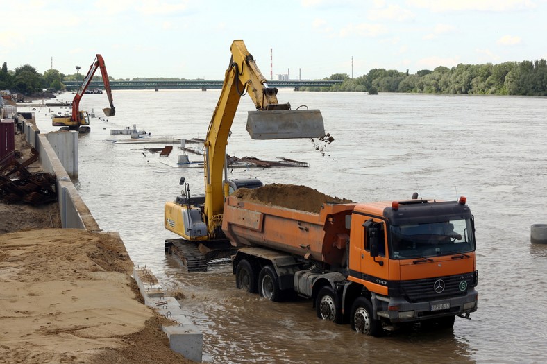 Wisła w Warszawie,  20.05.2014. Teren budowy bulwarów wiślanych (cat) PAP/Tomasz Gzell