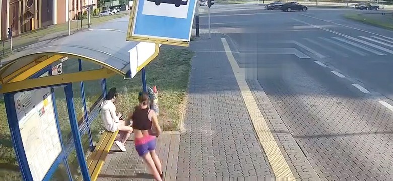 Kuriozalny atak na przystanku w Polsce. Piszą o tym światowe media